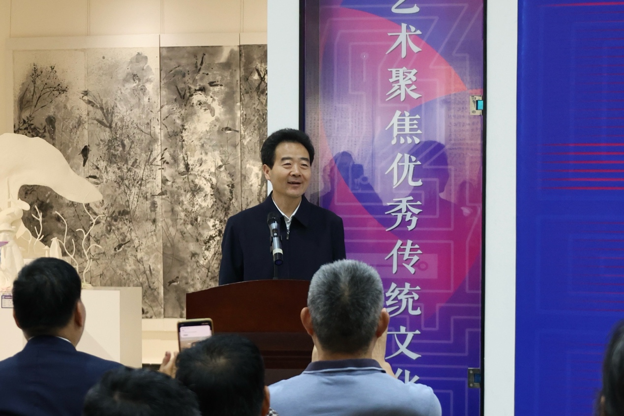 一群人站在台上演讲AI 生成的内容可能不正确。 一群人站在台上演讲AI 生成的内容可能不正确。