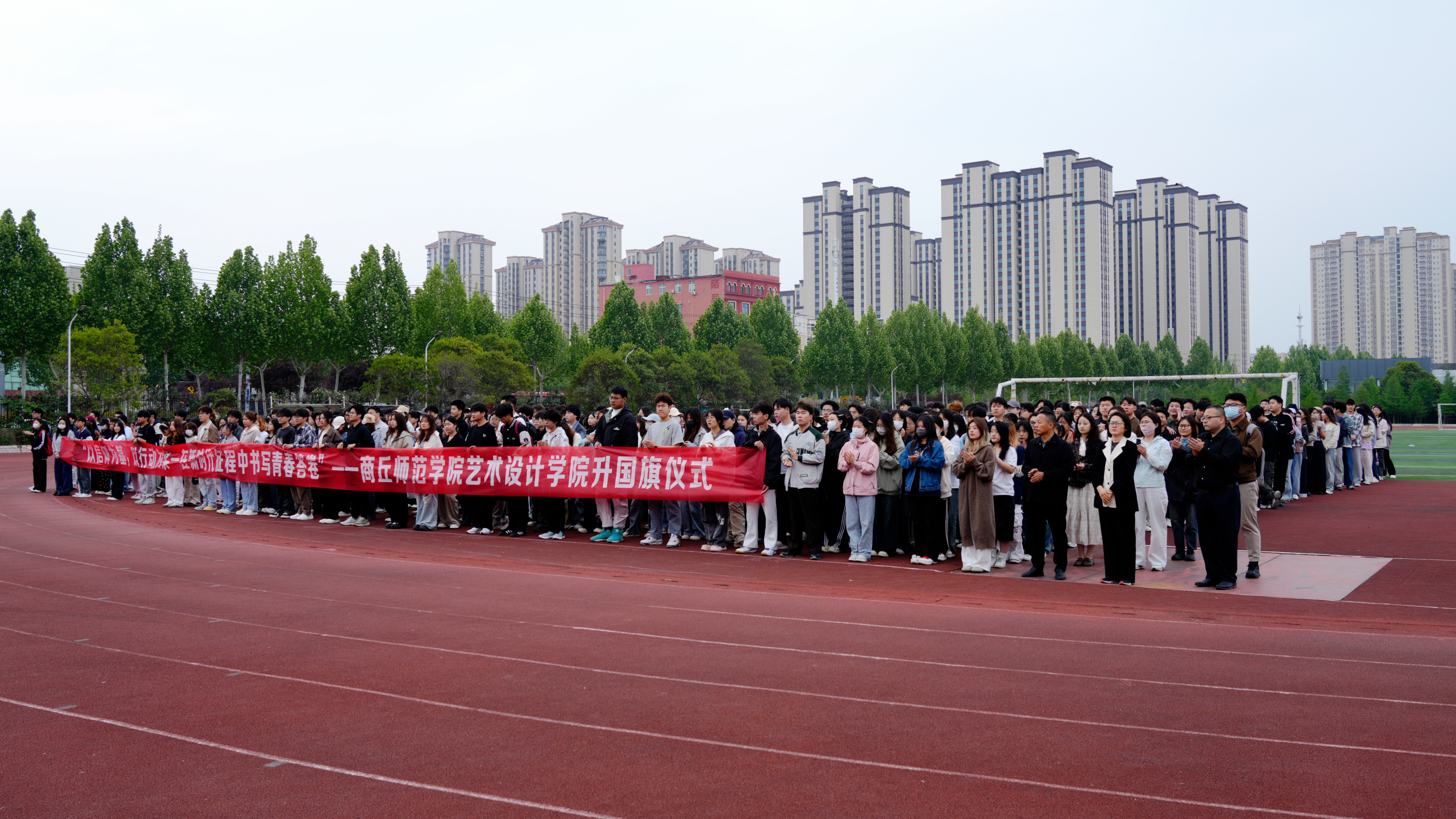 建筑前的广场上有许多人AI 生成的内容可能不正确。 建筑前的广场上有许多人AI 生成的内容可能不正确。