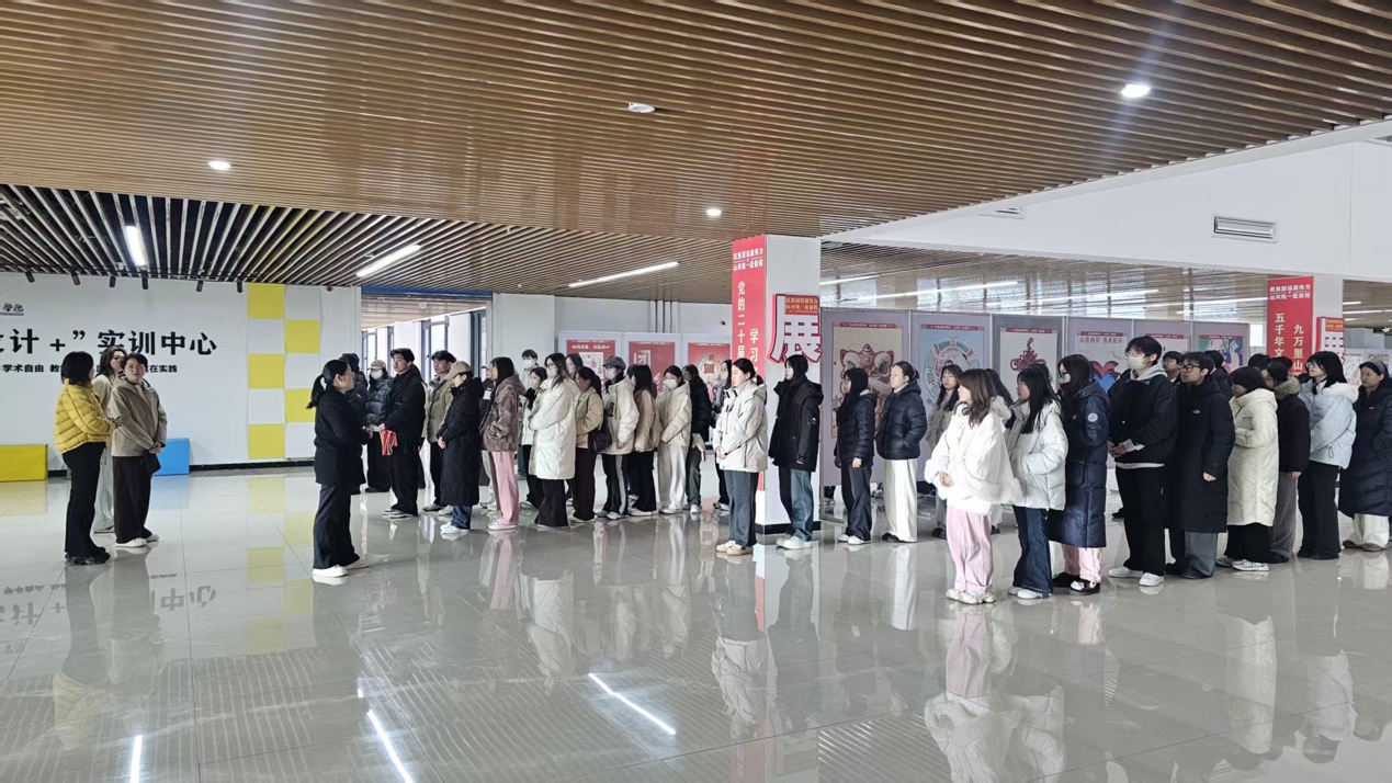 一群人站在室内AI 生成的内容可能不正确。 一群人站在室内AI 生成的内容可能不正确。