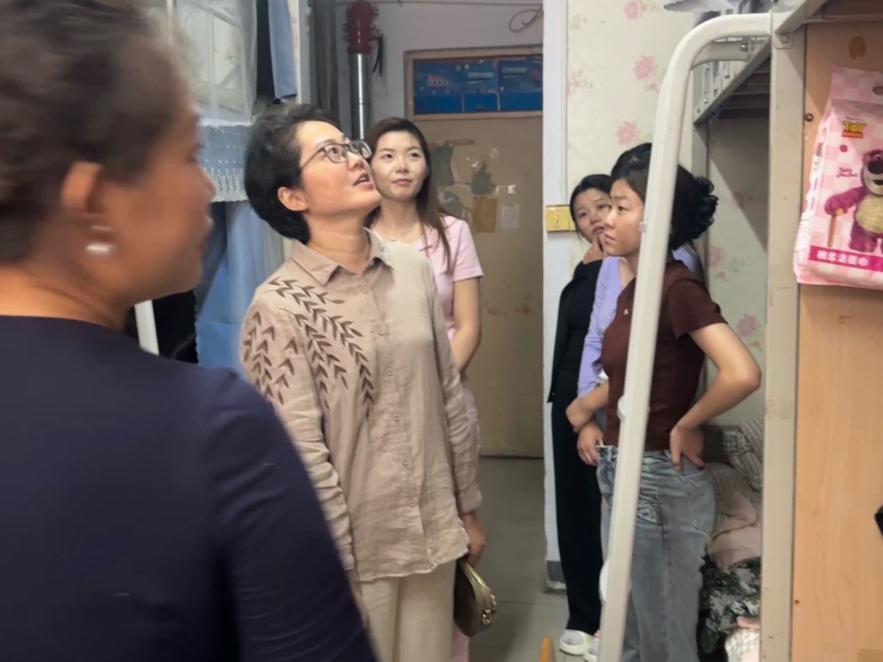 一群人站在门前AI 生成的内容可能不正确。