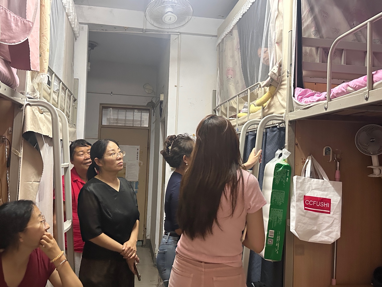 一群人站在冰箱旁AI 生成的内容可能不正确。