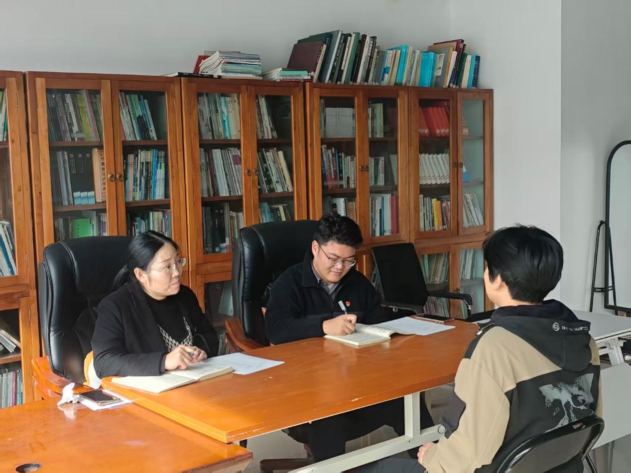 图书馆里的人们AI 生成的内容可能不正确。