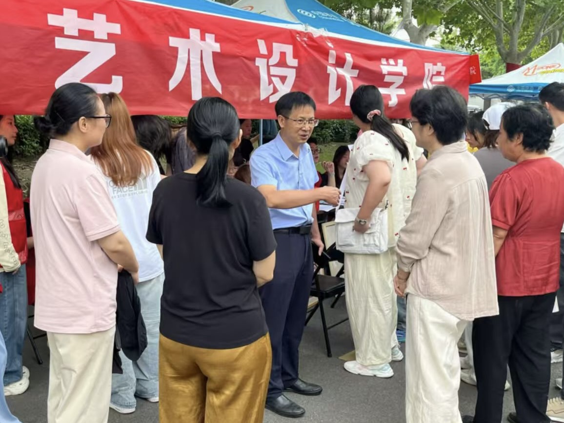 人站在人群中AI 生成的内容可能不正确。