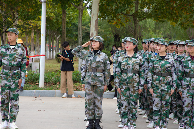 我院副書記孔曼作了總結講話,她希望同學們學以致用,將在軍訓中培養