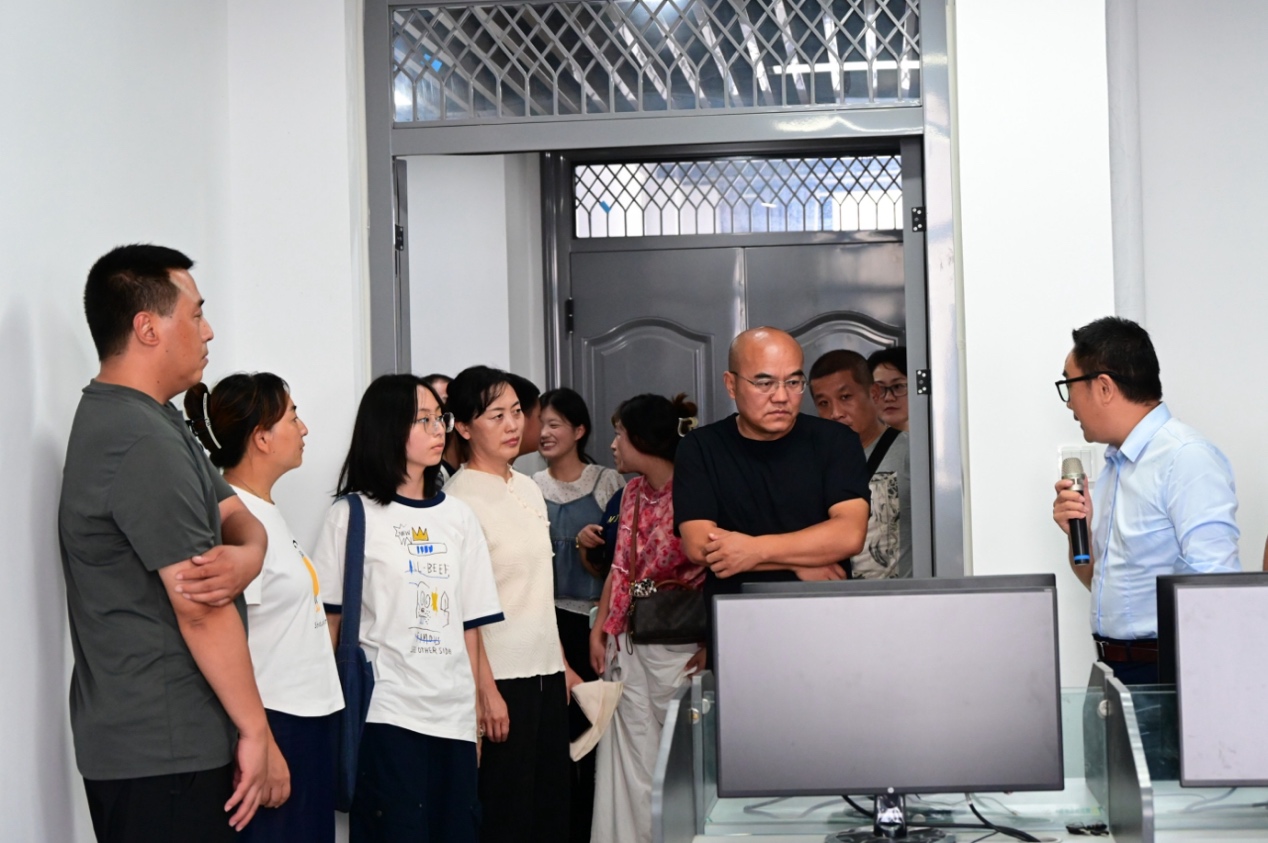 一群人站在桌子边AI 生成的内容可能不正确。