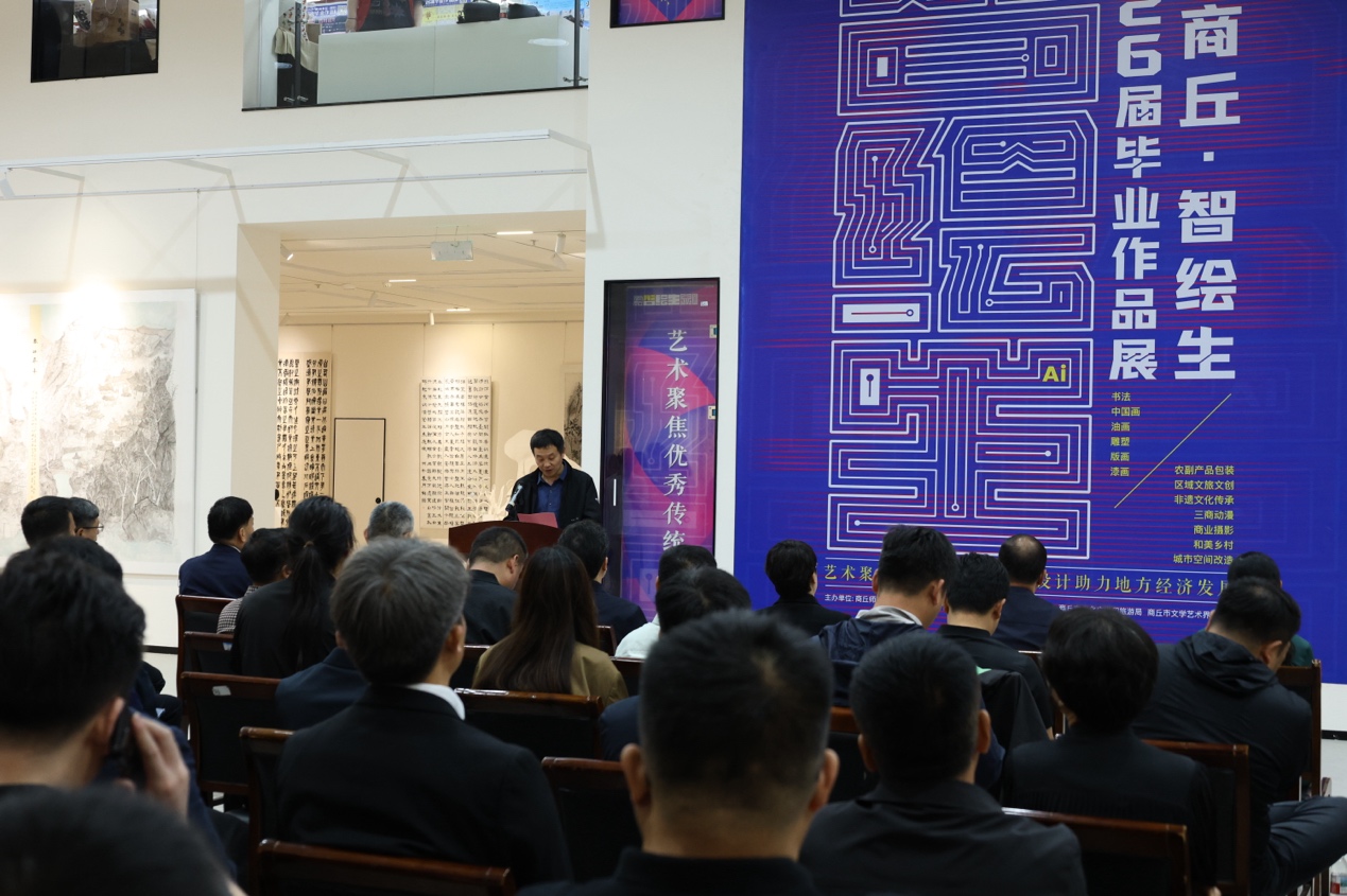 一群人正在听演讲AI 生成的内容可能不正确。 一群人正在听演讲AI 生成的内容可能不正确。