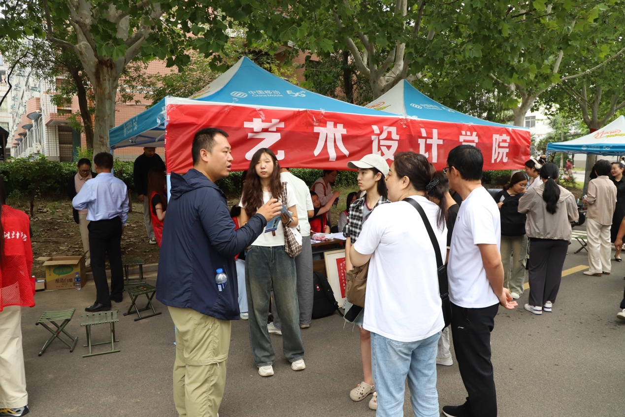 人们走在街头AI 生成的内容可能不正确。