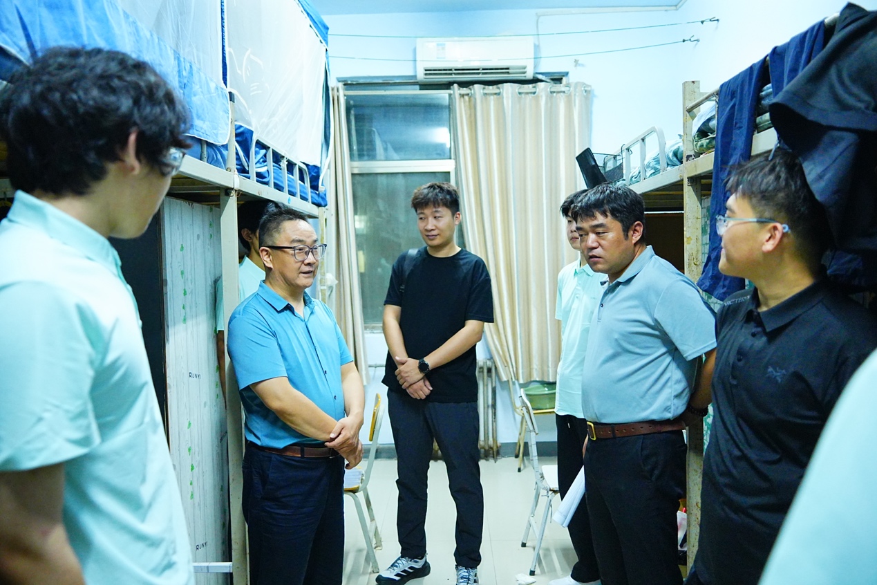 一群人站在墙边AI 生成的内容可能不正确。